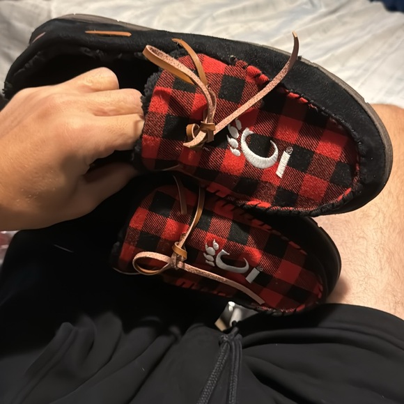 UC slippers barely used. - Picture 3 of 3